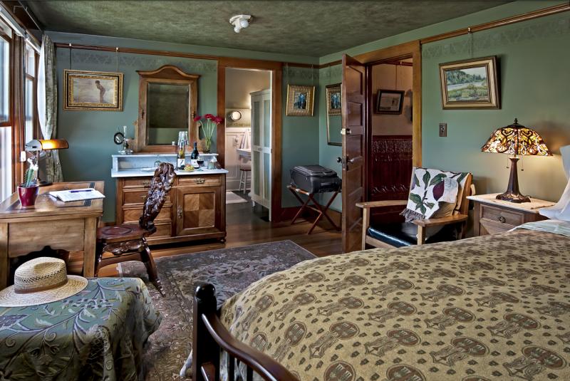 Chief Joseph Mountain Room on 2nd floor with Wallowa Mountain views. Photo by Unique Angles Photography.