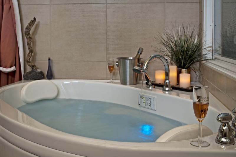 Pipeless jetted tub for two in the Mirror Lake Suite of the Bronze Antler Bed & Breakfast. Photo by Unique Angles Photography.